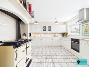 Kitchen/Breakfast Room- click for photo gallery